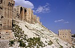 Zitadelle: Festungsmauer, Glacis und Bastion (von links) - Aleppo
