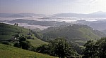 Jakobsweg (Navarrischer Weg): Landschaft im morgendlichen Nebel - Pyrenäen (F)