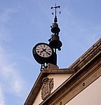 Hausgiebel mit Uhr und Glocken - Valença