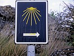 Jakobsweg (Camino Francés): Camino-Hinweisschild mit der stilisierten Muschel - Castilla y León