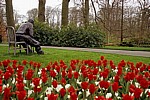 Keukenhof: Bronzeskulput (Mann sitzt auf einem Stuhl) - Lisse