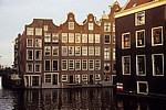 Oudezijds Voorburgwal / Ecke Achterburgwal: Grachtenhäuser - Amsterdam
