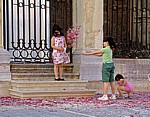 Catedral de León (Kathedrale): Kinder spielen mit Rosenblättern - León