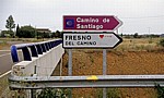 Jakobsweg (Camino Francés): Verkehrsschilder „Camino de Santiogo“ und „“Fresno del Camino - Castilla y León