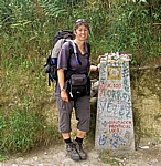 Jakobsweg (Camino Francés): Cordula vor Camino-Wegstein - Galicia