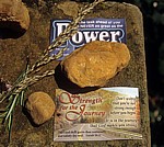 Jakobsweg (Camino Francés): Aufmunterungen auf einem Camino-Wegstein - Galicia