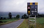 Jakobsweg (Camino Francés): Verkehrsschild „Pilger links, Autos rechts“ - Galicia