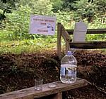 Jakobsweg (Camino Francés): Bewohner haben Wasser für die Pilger bereitgestellt - Galicia