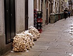 Altstadt: Kartoffelsäcke und Getränke vor einer Tapas-Bar - Santiago de Compostela