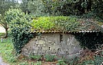 Jakobsweg (Caminho Português): Auf dem Weg nach Valga – Steinhaus mit bewachsenem Dach - Galicia