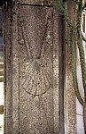 Jakobsweg (Caminho Português): Säule mit Pilgersymbol (Jakobsmuschel) - Padrón