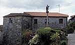 Jakobsweg (Camino a Fisterra): Wegekreuz vor einem Wohnhaus - Ponte Maceira