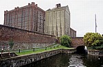 Blick auf Stanley Dock Tobacco Warehouse und White Tomkins & Courage Ltd Grain Silo - Liverpool