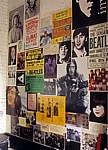 Mathew Street: Lennon's Bar - Plakate im Eingangsbereich - Liverpool