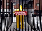 Arthouse Square: mini-Superlambanana in einem Käfig - Liverpool