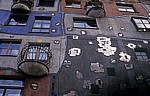 Kegelgasse: Hundertwasserhaus (Hundertwasser-KrawinaHaus) - Detail der Fassade - Wien
