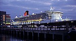 Pier Head: RMS Queen Mary 2 (Cunard Line) im Abendlicht - Liverpool