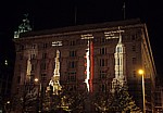 Pier Head: Light-Show am Cunard Building (Größenvergleich Eiffelturm - QM2 - Empire State Building)  - Liverpool