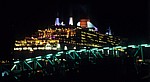 Pier Head: RMS Queen Mary 2 (Cunard Line) bei Nacht - Liverpool