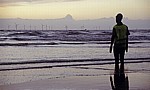 Kunstinstallation: Another Place (Antony Gormley) - Figur mit Warnweste - Crosby