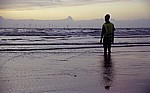 Kunstinstallation: Another Place (Antony Gormley) - Figur mit Warnweste - Crosby