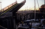 Schleuse zum Brunswick Dock: Schleusentor wird geschlossen - Liverpool