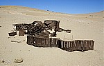 Welwitschia-Drive: Überreste eines alten Militärlagers südafrikanischer Truppen (1915) - Kettenteil eines Kettenfahrzeug - Namib