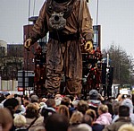 Strand Street: Sea Odyssey - Giant Spectacular (Royal de Luxe): Giant Uncle (der Taucher) - Detail - Liverpool