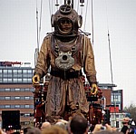 Strand Street: Sea Odyssey - Giant Spectacular (Royal de Luxe): Giant Uncle (der Taucher) - Detail - Liverpool