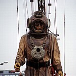 Strand Street: Sea Odyssey - Giant Spectacular (Royal de Luxe): Giant Uncle (der Taucher) - Detail - Liverpool