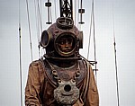 Strand Street: Sea Odyssey - Giant Spectacular (Royal de Luxe): Giant Uncle (der Taucher) - Detail - Liverpool