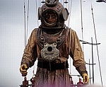 Strand Street: Sea Odyssey - Giant Spectacular (Royal de Luxe): Giant Uncle (der Taucher) - Detail - Liverpool