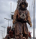 Strand Street: Sea Odyssey - Giant Spectacular (Royal de Luxe): Giant Uncle (der Taucher) - Liverpool