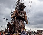Strand Street: Sea Odyssey - Giant Spectacular (Royal de Luxe): Giant Uncle (der Taucher) - Liverpool