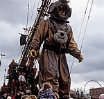 Strand Street: Sea Odyssey - Giant Spectacular (Royal de Luxe): Giant Uncle (der Taucher) - Liverpool