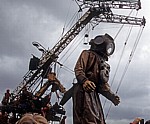 Strand Street: Sea Odyssey - Giant Spectacular (Royal de Luxe): Giant Uncle (der Taucher) - Liverpool
