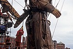 Strand Street: Sea Odyssey - Giant Spectacular (Royal de Luxe): Liliputaner neben Giant Uncle (der Taucher) - Liverpool