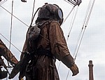 Strand Street: Sea Odyssey - Giant Spectacular (Royal de Luxe): Giant Uncle (der Taucher) - Liverpool