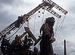 Strand Street: Sea Odyssey - Giant Spectacular (Royal de Luxe): Liliputaner bewegen Giant Uncle (der Taucher) - Liverpool