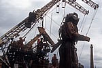 Strand Street: Sea Odyssey - Giant Spectacular (Royal de Luxe): Liliputaner bewegen Giant Uncle (der Taucher) - Liverpool