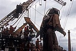 Strand Street: Sea Odyssey - Giant Spectacular (Royal de Luxe): Liliputaner bewegen Giant Uncle (der Taucher) - Liverpool