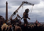 Strand Street: Sea Odyssey - Giant Spectacular (Royal de Luxe): Liliputaner bewegen Giant Uncle (der Taucher) - Liverpool