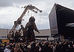 Strand Street: Sea Odyssey - Giant Spectacular (Royal de Luxe): Liliputaner bewegen Giant Uncle (der Taucher) - Liverpool
