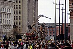 Strand Street: Sea Odyssey - Giant Spectacular (Royal de Luxe): Giant Uncle (der Taucher) und Liliputaner - Liverpool