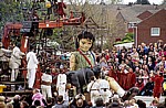 Everton Brow: Sea Odyssey - Giant Spectacular (Royal de Luxe): Little Giant Girl (das Riesenmädchen) mit Hund Xolo - Liverpool