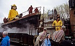 Islington: Sea Odyssey - Giant Spectacular (Royal de Luxe): Little Giant Girl (das Riesenmädchen) in ihrem Boot - Liverpool