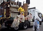 Islington: Sea Odyssey - Giant Spectacular (Royal de Luxe): Helfer in Regenbekleidung auf dem Lkw mit dem Boot - Liverpool