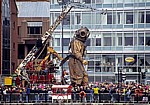 Strand Street: Sea Odyssey - Giant Spectacular (Royal de Luxe): Giant Uncle (der Taucher) läuft durch die Zuschauermenge - Liverpool