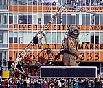 Strand Street: Sea Odyssey - Giant Spectacular (Royal de Luxe): Giant Uncle (der Taucher) läuft durch die Zuschauermenge - Liverpool