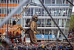 Strand Street: Sea Odyssey - Giant Spectacular (Royal de Luxe): Giant Uncle (der Taucher) läuft durch die Zuschauermenge - Liverpool
